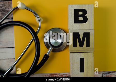 Concetto di cubi di legno con la parola BMI - Body Mass Index su sfondo di legno. Foto Stock