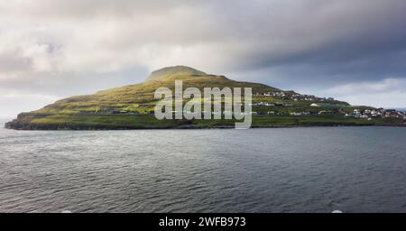 Ejde (Eioi) è un grande villaggio situato sulla punta nord-ovest di Eysturoy - Isole Faroe. Foto Stock