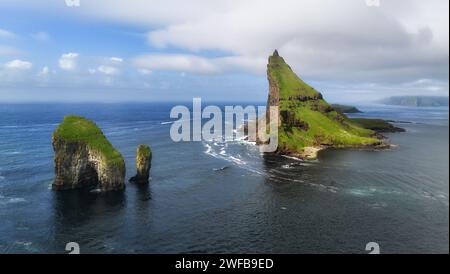 Faroe Islands Vagar, vista aerea del drone dell'isola di Tindholmur durante il tramonto nell'Oceano Atlantico del Nord. Isole Faroe, Danimarca, Europa. Foto Stock