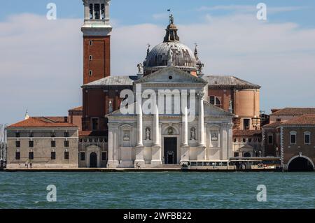 Venezia - 5 settembre 2022: basilica di San Giorgio maggiore, progettata da Andrea Palladio e situata sull'isola di San Giorgio maggiore. Foto Stock