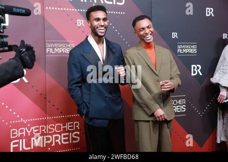Tijan Njie und Elan Ben Ali bei der Verleihung des 45. Bayerischen Filmpreises für das Filmjahr 2023 im Münchner Prinzregententheater. München, 19.01. Foto Stock