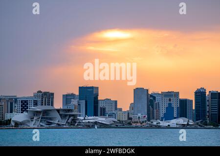 Doha, Qatar - 29 gennaio 2024: Qatar National Museum Doha view dal porto di Mina in Qatar Foto Stock