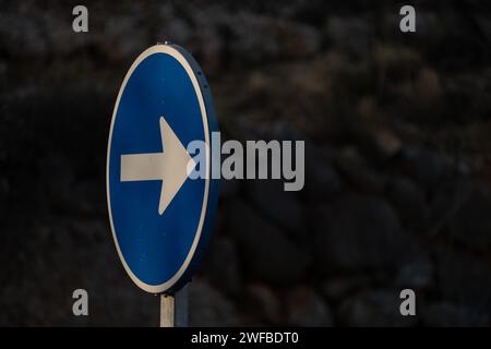 Un segno blu con una freccia bianca rivolta verso l'alto. Foto Stock