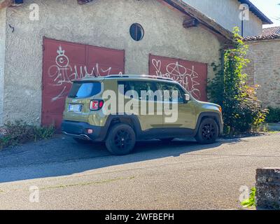 Cremona, Italia - giugno 25 2023 Jeep Renegade parcheggiata in strada Foto Stock