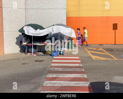 Cremona, Italia - giugno 25 2023, venditore ambulante nero adulto anni '40 e il suo stand in una strada in estate Foto Stock