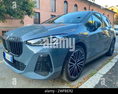 Cremona, Italia - giugno 25 2023 parcheggio della BMW serie 225 Q X trazione integrale su grigio opaco Foto Stock