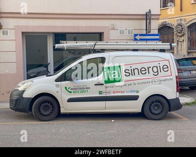 Cremona, Italia - giugno 25 2023 Italsinergie Security installa furgone personale parcheggiato in strada Foto Stock