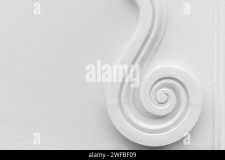 Foto astratta di sfondo dell'architettura classica, elemento decorativo a spirale su parete bianca Foto Stock