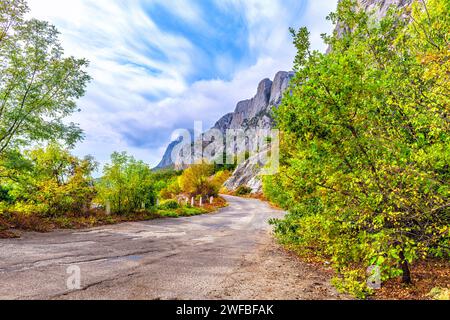 Strada che corre lungo ripide scogliere Foto Stock