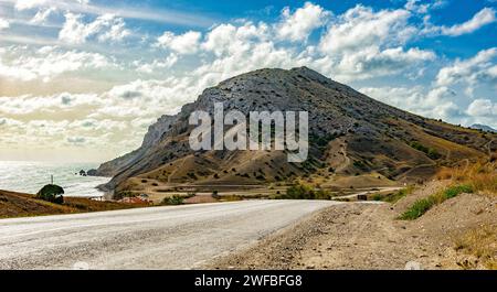 Paesaggio costiero con montagne e autostrada Foto Stock