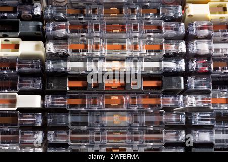 Primo piano di alcune vecchie cassette audio accumulate Foto Stock