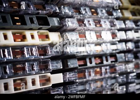 Primo piano di alcune vecchie cassette audio accumulate Foto Stock