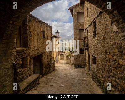 roda de isabena città huesca spagna nei Pirenei Cattedrale di Saint Vincent, cielo blu con nuvole a Roda de Isábena, Aragona, Spagna Foto Stock