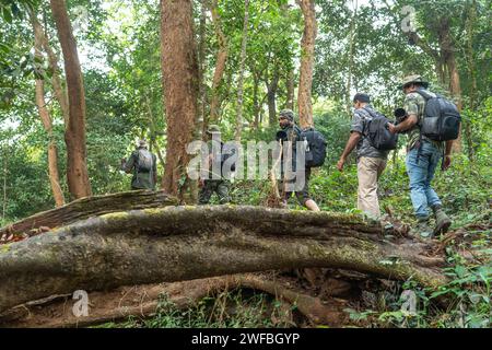 Fotografo Mountain Trekking nel Santuario della vita selvaggia di Waynad. 7 gennaio 2024, Kerala India. Foto Stock