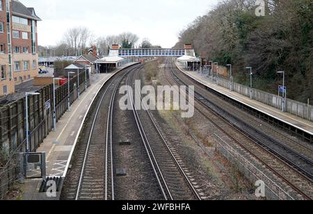 Una vista della stazione di Farnborough (principale) nell'Hampshire, mentre i membri dell'union Aslef stanno lanciando un'ondata di nuove uscite in una lunga disputa sulla paga. I servizi ferroviari su alcune delle rotte pendolari più trafficate del paese saranno paralizzati martedì a causa di un altro sciopero da parte degli autisti. Data immagine: Martedì 30 gennaio 2024. Foto Stock