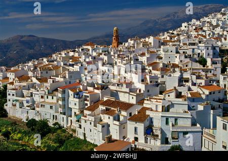 Vista generale di Competa, cittadina moresca della Sierra de Tejeda, vicino alla costa dell'Andalusia, Spagna Foto Stock