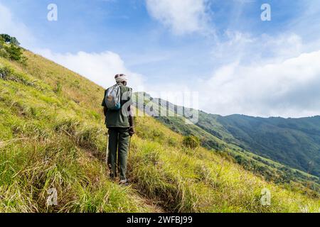 Fotografo Mountain Trekking nel Santuario della vita selvaggia di Waynad. 7 gennaio 2024, Kerala India. Foto Stock