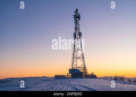 torre delle telecomunicazioni in un ambiente montano invernale Foto Stock