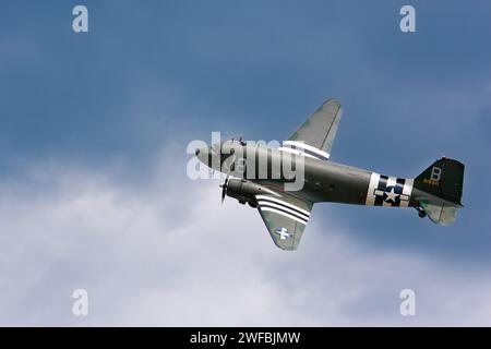 Douglas C-47 Skytrain (Dakota) dipinta nei suoi originali contrassegni di invasione del 94th Troop Carrier Squadron Normandy completi di strisce del D-Day Foto Stock