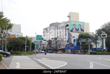 Tainan, Taiwan 21 gennaio 2024: Poster della campagna elettorale di Lai Ching-te e il suo candidato preferito per il consiglio legislativo vicino alla stazione degli autobus. elettr. legislativa Foto Stock