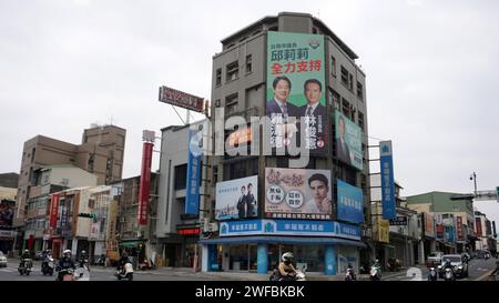 Tainan, Taiwan 21 gennaio 2024: Poster della campagna elettorale di Lai Ching-te e il suo candidato preferito per il consiglio legislativo vicino alla stazione degli autobus. elettr. legislativa Foto Stock