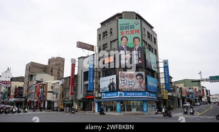 Tainan, Taiwan 21 gennaio 2024: Poster della campagna elettorale di Lai Ching-te e il suo candidato preferito per il consiglio legislativo vicino alla stazione degli autobus. elettr. legislativa Foto Stock