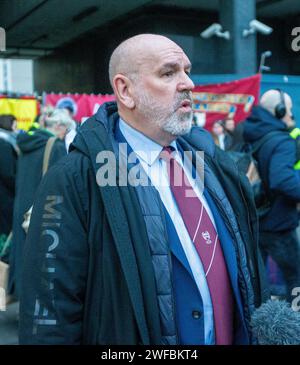 Londra, Inghilterra, Regno Unito. 30 gennaio 2024. Il segretario generale dell'ASLEF union MICK WHELAN è visto alla linea dei picchetti fuori dalla stazione di Waterloo mentre i macchinisti iniziano a scioperare nel sud-est dell'Inghilterra. (Immagine di credito: © Tayfun salci/ZUMA Press Wire) SOLO USO EDITORIALE! Non per USO commerciale! Crediti: ZUMA Press, Inc./Alamy Live News Foto Stock