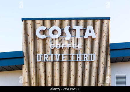Segui un drive-in attraverso Costa Coffee a King's Lynn, Norfolk. Foto Stock