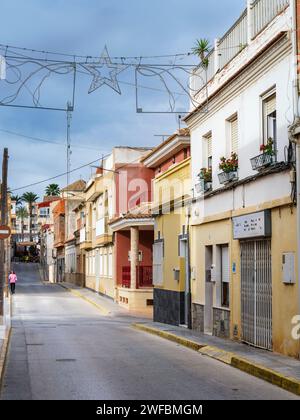 Calle de Miguel Joaquín Ortuño Lorente - San Miguel de Salinas, Alicante, Spagna. Una delle pittoresche strade fiancheggiate da una varietà di piccole case Foto Stock