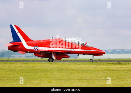 Un aereo a reazione della Royal Airforce Red Arrows Hawk T1 si prepara a decollare dall'aeroporto di Kemble ed eseguire un'esibizione acrobatica nel Gloucestershire, in Inghilterra Foto Stock