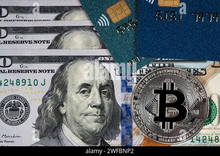 Concetto di criptovaluta. carta di credito bitcoinand 100 dollari sfondo. Foto Stock