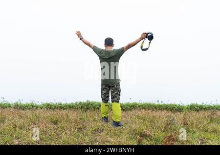 Fotografo Mountain Trekking nel Santuario della vita selvaggia di Waynad. 7 gennaio 2024, Kerala India. Foto Stock