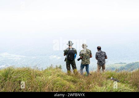 Fotografo Mountain Trekking nel Santuario della vita selvaggia di Waynad. 7 gennaio 2024, Kerala India. Foto Stock