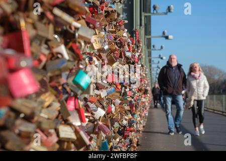 Love Locks sul ponte Hohenzollern di Colonia Foto Stock