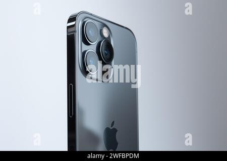 Elegante iPhone con sistema di telecamere a tripla lente su sfondo neutro Foto Stock