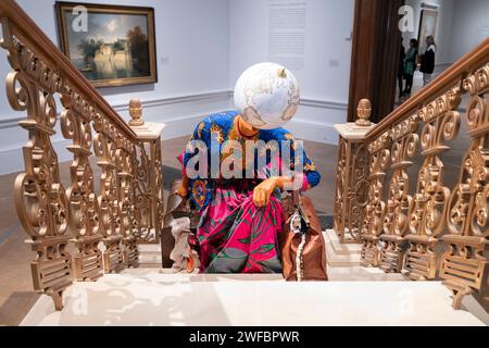 La Royal Academy of Arts, Londra, Regno Unito. 30 gennaio 2024. Entangled Pasts: 1768-Now: Art, Colonialism and Change, opera espositiva di Yinka Shonibare, Woman Moving Up, 2023. Oltre 100 importanti opere contemporanee e storiche fanno parte di una conversazione sull'arte e sul suo ruolo nella definizione di narrazioni di impero, schiavitù, resistenza, abolizione e colonialismo, e su come possa contribuire a stabilire una rotta per il futuro. La mostra si svolge nelle principali gallerie RA dal 3 febbraio al 28 aprile 2024. Crediti: Malcolm Park/Alamy Live News Foto Stock