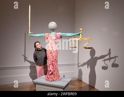 La Royal Academy of Arts, Londra, Regno Unito. 30 gennaio 2024. Entangled Pasts: 1768-Now: Mostra di arte, colonialismo e cambiamento. Immagine: Yinka Shonibare, giustizia per tutti, 2019. . La Holly Peterson Collection. Oltre 100 importanti opere contemporanee e storiche fanno parte di una conversazione sull'arte e sul suo ruolo nella definizione di narrazioni di impero, schiavitù, resistenza, abolizione e colonialismo, e su come possa contribuire a stabilire una rotta per il futuro. La mostra si svolge nelle principali gallerie RA dal 3 febbraio al 28 aprile 2024. Crediti: Malcolm Park/Alamy Live News Foto Stock