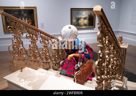 La Royal Academy of Arts, Londra, Regno Unito. 30 gennaio 2024. Entangled Pasts: 1768-Now: Art, Colonialism and Change, opera espositiva di Yinka Shonibare, Woman Moving Up, 2023. Oltre 100 importanti opere contemporanee e storiche fanno parte di una conversazione sull'arte e sul suo ruolo nella definizione di narrazioni di impero, schiavitù, resistenza, abolizione e colonialismo, e su come possa contribuire a stabilire una rotta per il futuro. La mostra si svolge nelle principali gallerie RA dal 3 febbraio al 28 aprile 2024. Crediti: Malcolm Park/Alamy Live News Foto Stock