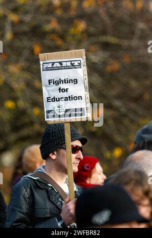 Il manifestante con un cartello è raffigurato durante uno sciopero dei lavoratori del settore pubblico, una marcia di protesta pensionistica e retributiva e una manifestazione a Bristol, Regno Unito, 30/11/2011 Foto Stock