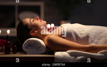 La ragazza si trova a casa sotto la procedura dopo bellezza spa Foto Stock