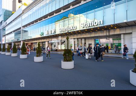 Tokyo, Giappone. 9 gennaio 2024. Vista esterna della gente di fronte alla stazione ferroviaria di Shinjuku nel centro della città Foto Stock