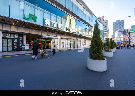 Tokyo, Giappone. 9 gennaio 2024. Vista esterna della gente di fronte alla stazione ferroviaria di Shinjuku nel centro della città Foto Stock
