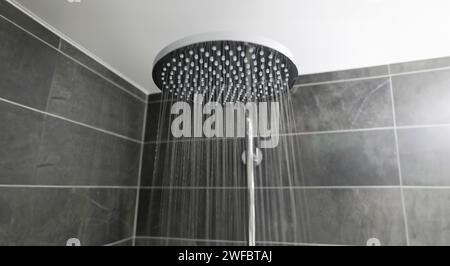 Primo piano interno elegante doccia spruzzata acqua Foto Stock