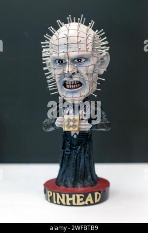 Primo piano di una Pinhead di Hellraiser, parte della gamma Headknocker, da Star Images, alla Toy Fair 2024, Olympia, Londra Foto Stock