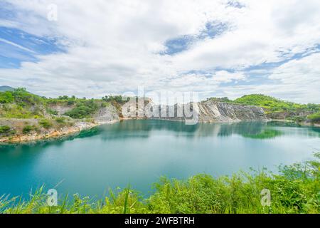 Laguna blu in montagna di roccia circonda l'area locale chiamata distretto di Phu Pha Man, Khon Kaen, Thailandia. Foto Stock