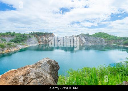Laguna blu in montagna di roccia circonda l'area locale chiamata distretto di Phu Pha Man, Khon Kaen, Thailandia. Foto Stock