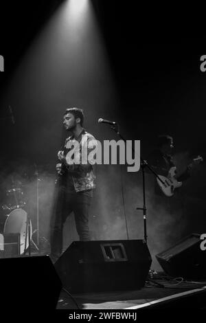 Il frontman dei Gold Jacks, Stewart Burns, si esibisce dal vivo al Dance House Theatre di Manchester, Regno Unito il 2 agosto 2014 Foto Stock