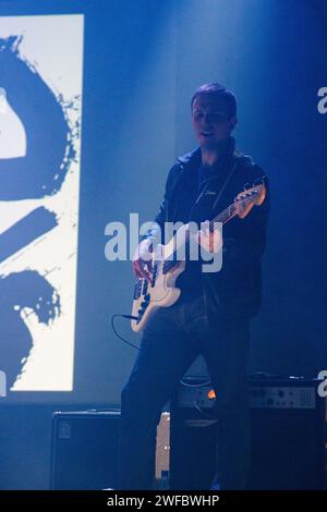 Tom Smith, bassista dei Gold Jacks dal vivo al Dance House Theatre di Manchester, Regno Unito il 2 agosto 2014 Foto Stock