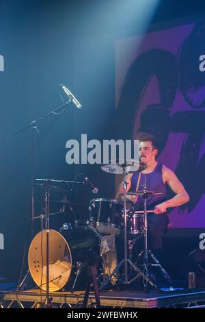 James Gaskell, batterista dei Gold Jacks che si esibisce dal vivo al Dance House Theatre di Manchester, Regno Unito il 2 agosto 2014 Foto Stock