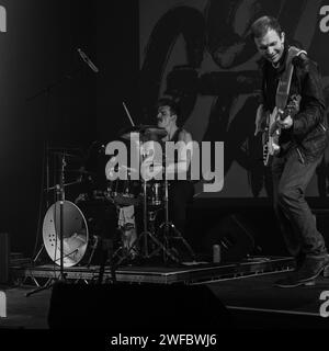 Tom Smith e James Gaskell dei Gold Jacks si esibiscono dal vivo al Dance House Theatre di Manchester, Regno Unito il 2 agosto 2014 Foto Stock